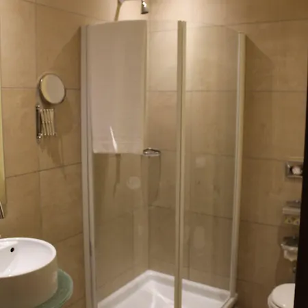 B&B Hotel First Ξενοδοχείο