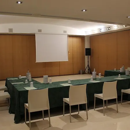 B&B Hotel First Ξενοδοχείο