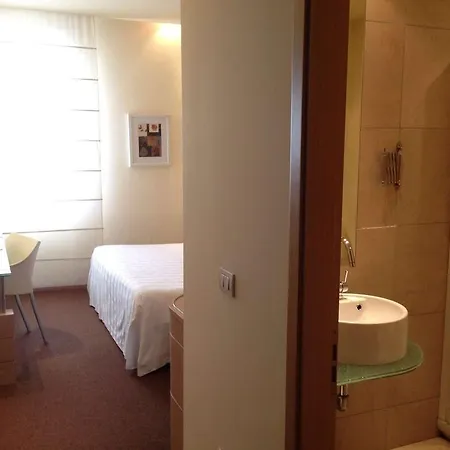 Ξενοδοχείο B&B Hotel First